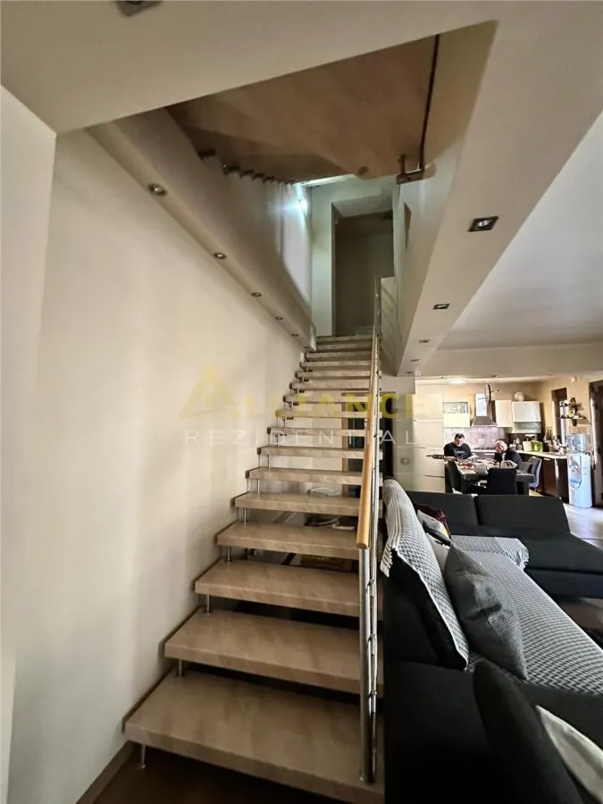 Piata Sudului ~Casa individuala 4 camere ~ 3 bai - foto 8