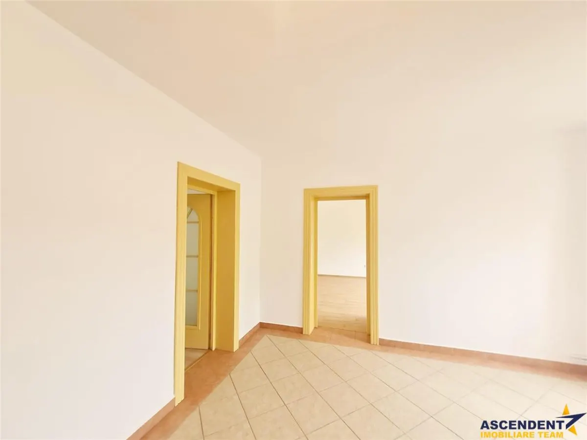 Vila impetuoasa pe 700mp teren:Spatiu versatil pentru locuinta/afacere Premium - foto 19