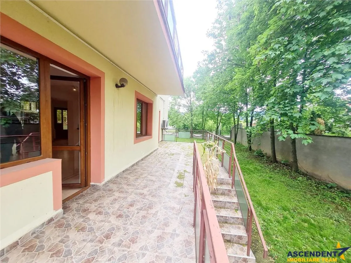 Vila impetuoasa pe 700mp teren:Spatiu versatil pentru locuinta/afacere Premium - foto 22