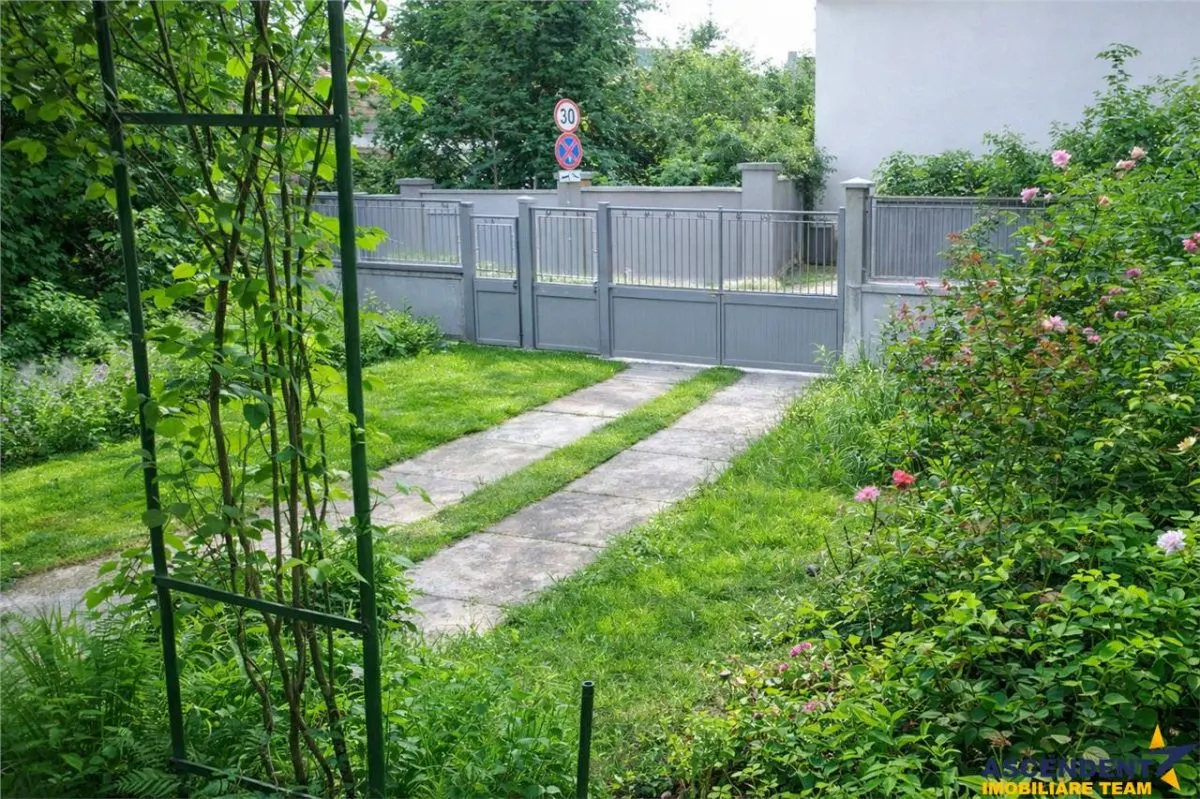 Nivel in vila, cu intrare si gradina proprie, loc parcare, Central, Brasov - foto 1