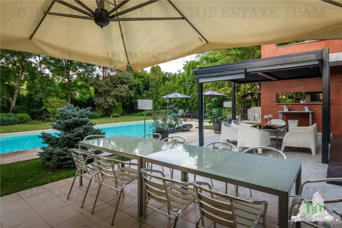 Vila premium cu 7 camere, piscina privata si terasa de 90 mp, situata in Otopeni - foto 3