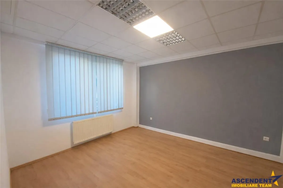 Spatiu, configurat pe trei niveluri, Central, Brasov - foto 3