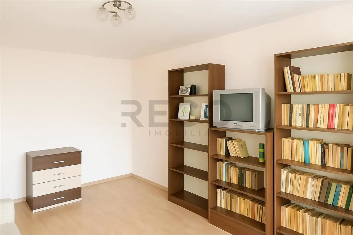 RECO Apartament 3 camere, zona Rogerius, etaj 4 din 4, balcon inchis - foto 2