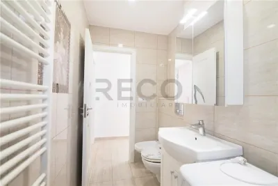 RECO Apartament 2 camere Marghita â€“ etaj 3/4, balcon, baie cu geam, bloc cu acoperis - foto 11